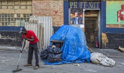 Los inmigrantes senegaleses del asentamiento de un complejo de naves del Poblenou