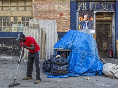 Los inmigrantes senegaleses del asentamiento de un complejo de naves del Poblenou