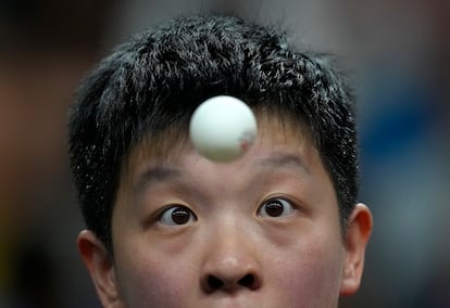 Zeng Jian, de Sinagapur, juega contra Sreeja Akula, de la India, durante la ronda femenina de dieciseisavos de tenis de mesa.