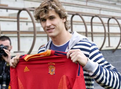 Llorente muestra la camiseta de la selección española cuando fue convocado frente a Chile.