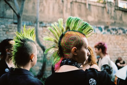 Alicia Salcines (derecha), estudiante de Vídeo y Sonido y aficionada al punk, en Madrid en 2022. Imagen cedida por Jesús Umbría Brito (Instragram: @milton_bananas). 