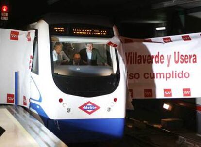 La presidenta regional, Esperanza Aguirre, y el alcalde, Alberto Ruiz-Gallardón, subidos en  la cabina del tren, entran en la estación de Almendrales.