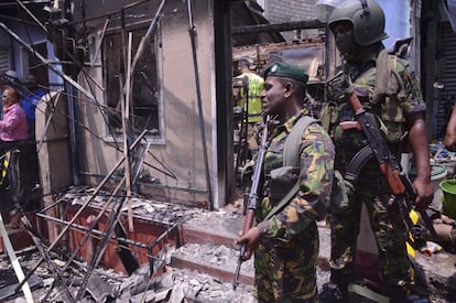 Las fuerzas de seguridad de Sri Lanka cerca de un edificio destruido en Digana (Sri Lanka) tras declarar el estado de emergencia por los enfrentamientos. 