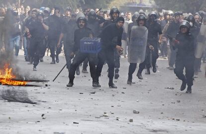 Policía anti-disturbios se enfrentan a los manifestantes en la Plaza de Tahrir