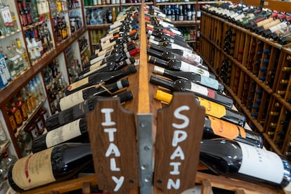 Fotografía de unas botellas de vino en una tienda de licores este jueves, en Nueva York (Estados Unidos).