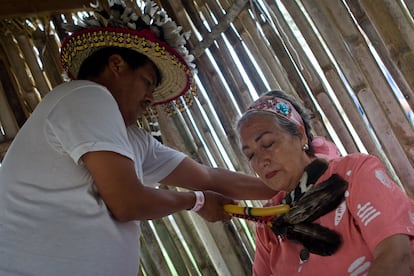 Imagen de archivo de un brujo practicándole una limpia a una mujer, en Papantla, Estado de Veracruz.