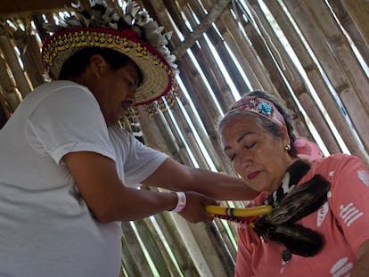 Imagen de archivo de un brujo practicándole una limpia a una mujer, en Papantla, Estado de Veracruz.