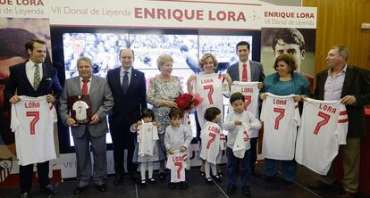 Enrique Lora, segundo desde la izquierda, y su familia durante el acto en el que le otorgaron el VII Dorsal de Leyenda del Sevilla FC.