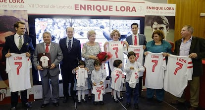 Enrique Lora, segundo desde la izquierda, y su familia durante el acto en el que le otorgaron el VII Dorsal de Leyenda del Sevilla FC.