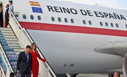 El presidente español, Pedro Sánchez, y su esposa, María Begoña Gómez, este jueves en su llegada a La Habana.