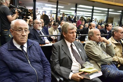 Los exoficiales de la marina argentina Jorge Acosta, a la izquierda, y Alfredo Astiz, segundo por la derecha, y otros miembros de la Escuela de Mecánica Naval de Argentina, conocida como la ESMA, donde el régimen militar detuvo y torturó a miles de izquierdistas desde 1976 hasta 1983, en el juicio sobre la dictadura, en 2017.