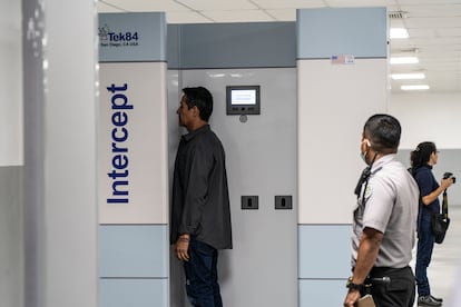 Officers with their faces covered frisk anyone who enters the facility. They ask you to place your hands on your hands. They ask if you have tattoos. The security arches are equipped with X-rays that expose your intestines. In the picture, a journalist is checked in a scanner before entering the Cecot.