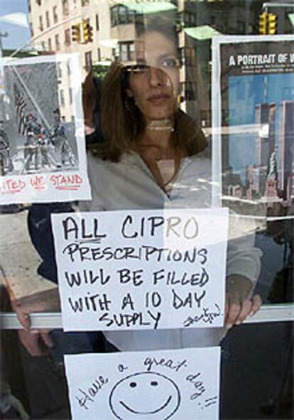 Una farmacéutica de Nueva York coloca un cartel sobre el plazo para conseguir el fármaco contra el ántrax Cipro.
