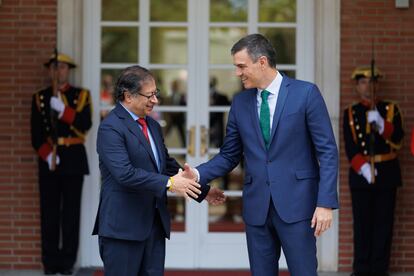 El presidente del Gobierno español, Pedro Sánchez (a la izquierda), recibe al presidente de la República de Colombia, Gustavo Petro, en el palacio de La Moncloa, este jueves.