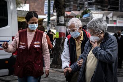 Dos adultos mayores acuden a un centro de vacunación el pasado 17 de febrero en Ciudad de México.