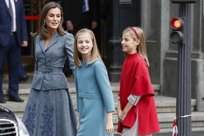 La reina Letizia, la princesa Leonor y la infanta Sofía, a la salida del acto de lectura de la Constitución.