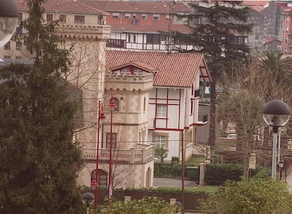 Vista de la comisaría de Gernika (el segundo edificio), donde se produjeron los hechos.