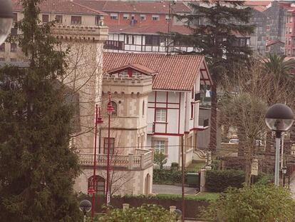 Vista de la comisaría de Gernika (el segundo edificio), donde se produjeron los hechos.