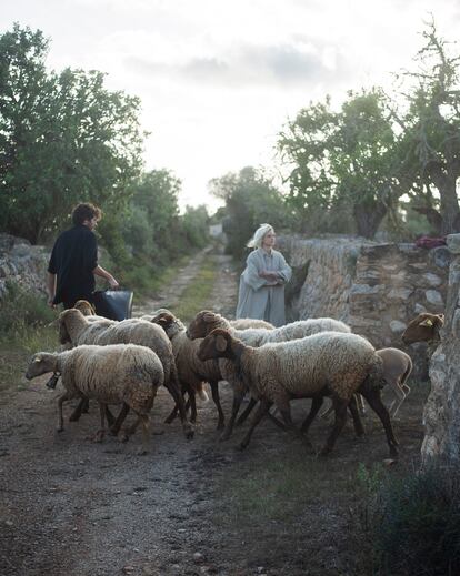 Los artistas Jaume Roig y Adriana Meunié con sus ovejas en Mallorca.