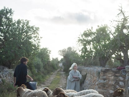 Los artistas Jaume Roig y Adriana Meunié con sus ovejas en Mallorca.