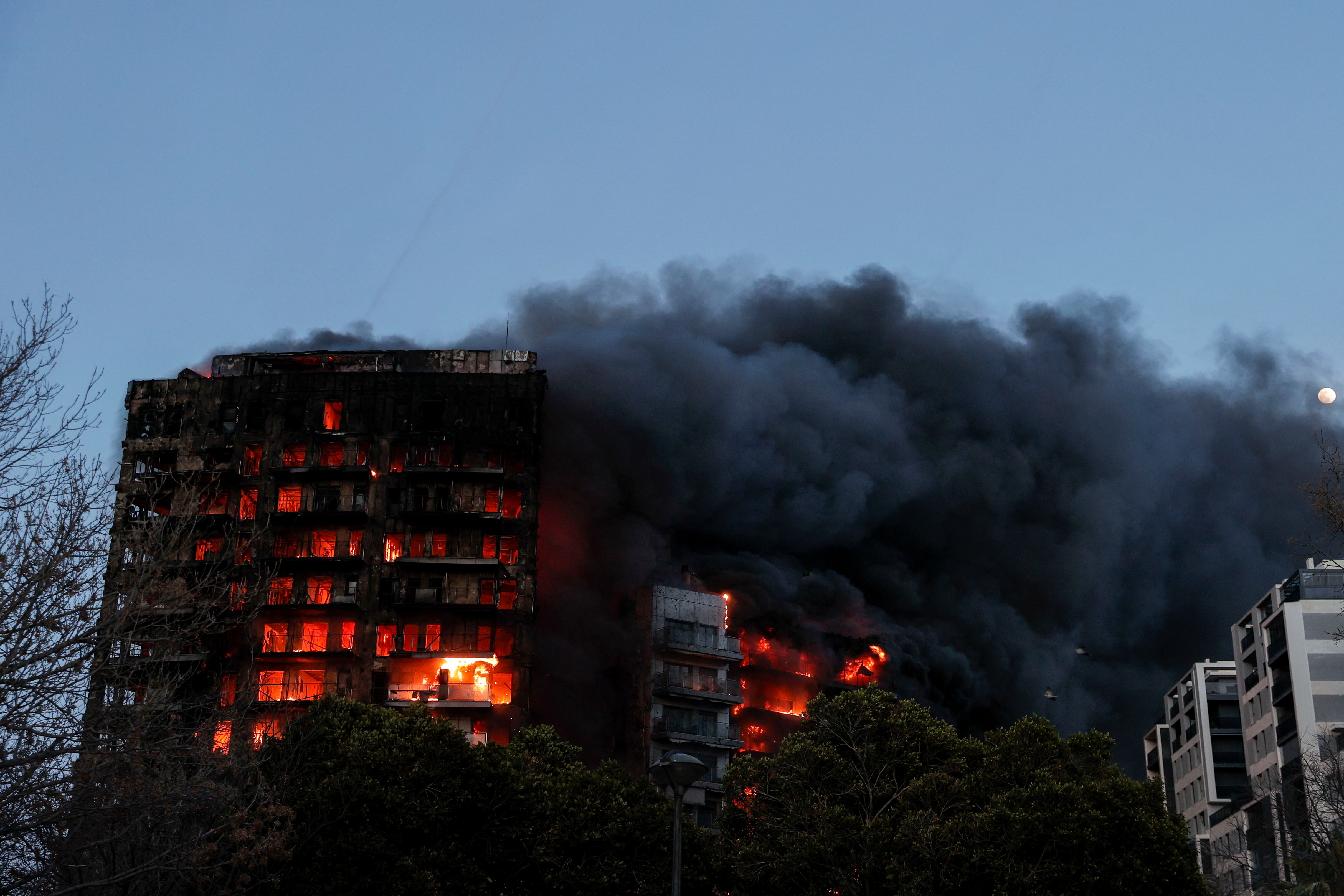 Una columna de humo sale del edificio en llamas. 