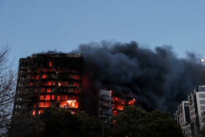 Una columna de humo sale del edificio en llamas. 