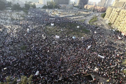 Manifestantes egipcios participan en una protesta organizada por la oposición en contra del presidente egipcio en la plaza de la Liberación de El Cairo.
