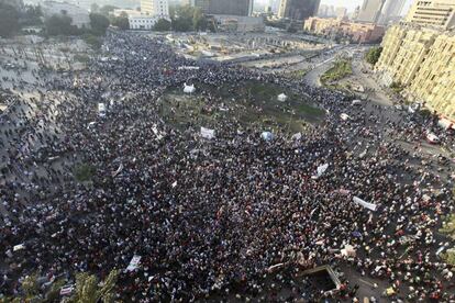 Manifestantes egipcios participan en una protesta organizada por la oposición en contra del presidente egipcio en la plaza de la Liberación de El Cairo.