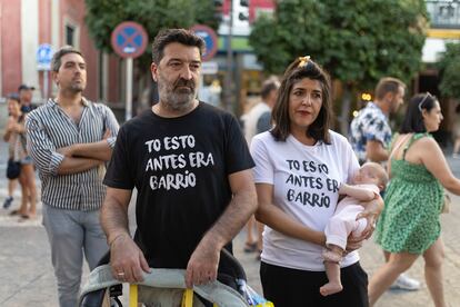 Una pareja, en la protesta contra la turistificación de Sevilla. 