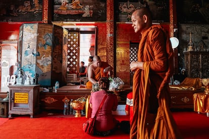 Varios monjes en el Wat Phra That Doi Suthep, construido en el siglo XIV.