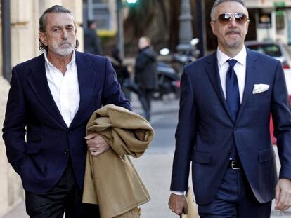 El cap de la trama Gürtel, Francisco Correa, a l'esquerra, arribant al Tribunal Superior de Justícia valencià.