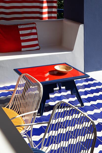 En el porche de la planta superior, donde se desayuna, los pavimentos y la mesa son un diseño de Marco De Luca. La mesa la ha fabricado Franco Parlato. Las sillas son de la serie HiRay, de Kartell, diseño de Ludovica + Roberto Palomba.