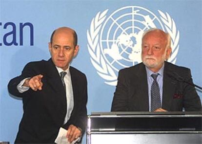 Francesc Vendrell, junto a Ahmad Fawzi, portavoz del representante de la ONU en Afganistán, durante la rueda de prensa en Koenigswinter.