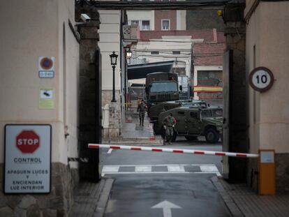 El cuartel del Bruc de Barcelona, este domingo, después de la fiesta de la Inmaculada, en la que las familias visitan a los militares.