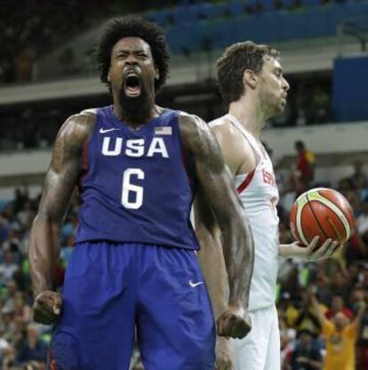 DeAndre Jordan celebra una canasta ante Pau Gasol.