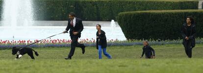 La familia Obama y su perro Bo. En esta imagen los Obama acababan de comprar la mascota. El cachorro, un perro de agua portugués, tenía seis meses. La foto fue tomada en los jardines de la Casa Blanca, en abril de 2009.