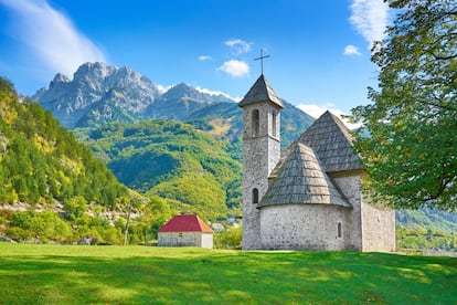 Este singular pueblo de montaña puede presumir del paisaje más espectacular de Albania. El propio viaje ya es increíble, tanto a pie por la montaña desde Valbona, como en coche por los puertos de Shkodër (en la foto). Cada vez llegan más visitantes hasta Theth para disfrutar de su emplazamiento, en el fondo de un valle entre montes de pizarra, y del parque nacional homónimo, de grandiosos paisajes alpinos y excelentes rutas de senderismo. Era un lugar casi desconocido hasta hace poco, así que mejor visitarlo pronto antes de que pierda su encanto. Una estupenda excursión de medio día desde el pueblo es la ruta hacia el Ojo Azul, piscina natural de aguas turquesas alimentada por una cascada en lo alto de las montañas, al suroeste de Theth. La empinada senda discurre por bosques y montañas, y al final aguarda la recompensa de un chapuzón en sus aguas heladas.