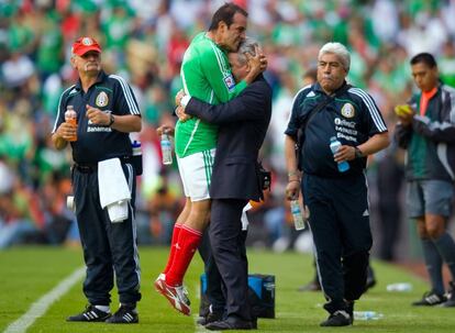 Cuahtémoc Blanco celebra un gol con Aguirre.