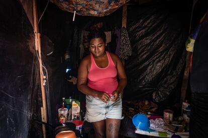Sheines Ramos, en su casa hecha de plásticos y maderos.