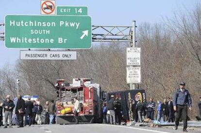 Personal de emergencia intervienen en el accidente de un autocar turístico, en el barrio de El Bronx, en Nueva York.