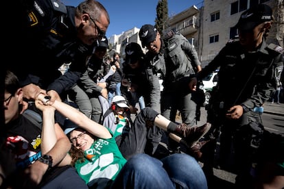 Intervención policial contra los manifestantes que han protestado este martes en las calles de Jerusalén.