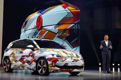 El CEO de la marca Volkswagen, Thomas Schafer, junto al nuevo ID. Polo.