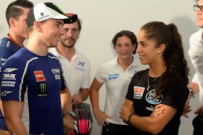 Jorge Lorenzo charla con María Herrera, en Alcañiz; detrás de ellos, Ana Carrasco.