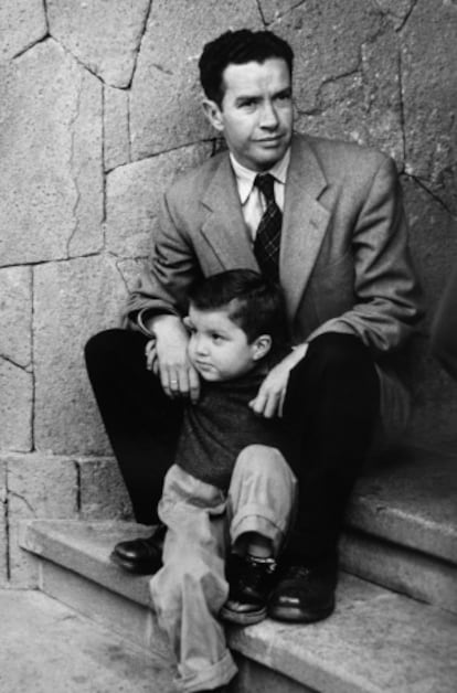 Rulfo y su hijo Juan Francisco, en 1954 en México DF.