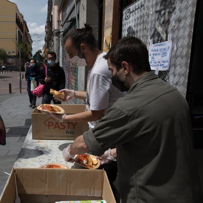 Dvd998(24/04/20) En el corazon de malsaña en la calle Espiritu Santo28 el Restaurante Casa 28 en el que Adrian Rojas reparte comida a la gente que se presenta la puerta de establecimineto a las 14:00 todo empezo para no tirar la comida que tenia cuando se declaro el estado de alarma pero los vecinos se acercan a traer comida para que repartan lo maximo posible , hoy es el ultimo dia dado que han recibido una denuncia de otro vecino que no lo ve con buenos ojos , en las imgenes se mezclan vecinos que bajan a traer comida para ayudar , los voluntarios improvisados y gente que acude a comer , un señor me dijo " Aquí te tratan como una persona no como en los comedores "Madrid Foto: Víctor Sainz