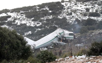 Parte do avi&atilde;o destru&iacute;do no acidente na Arg&eacute;lia. EFE/STR