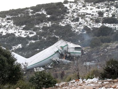 Parte do avi&atilde;o destru&iacute;do no acidente na Arg&eacute;lia. EFE/STR