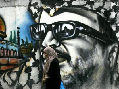 Muro com um grafite de Arafat em um campo de refugiados palestinos.