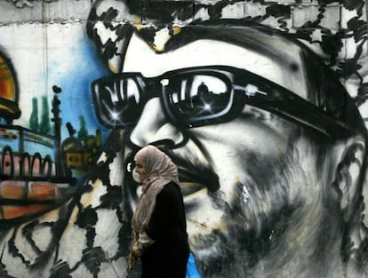 Muro com um grafite de Arafat em um campo de refugiados palestinos.