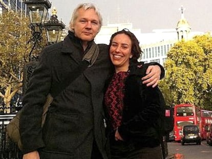 Stella Moris y Julian Assange, en una imagen difundida por ella en sus redes sociales.